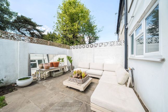 Winterdown Road, Esher photo 3