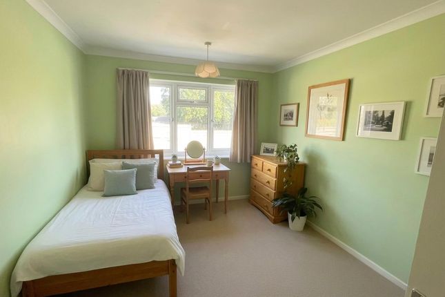 19a, 29, Manor Court Road, London photo 4