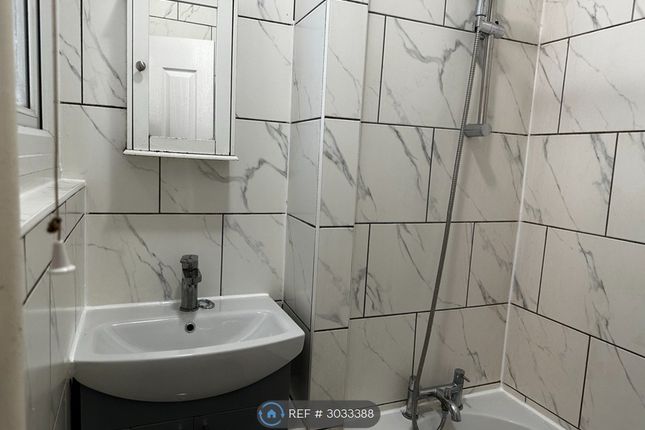 Flat, Sligo House Beaumont Grove, London photo 3
