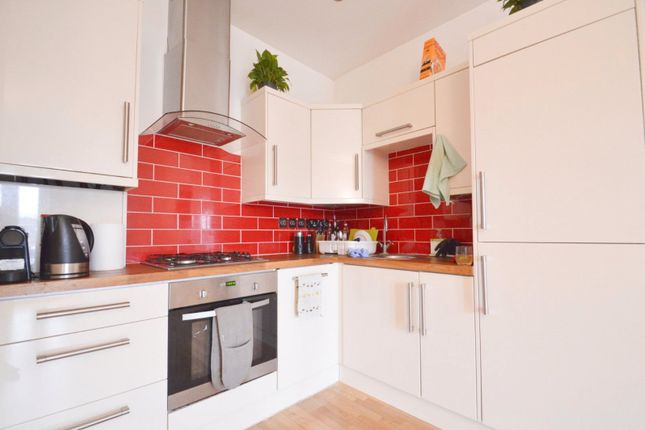 Flat 10 Spence Court, 7, Woodside Green, London photo 3