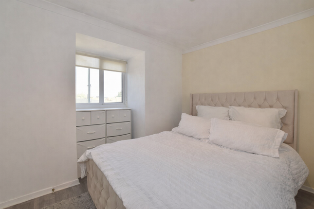 12 Bishops Court, Blandford Close, Romford photo 4