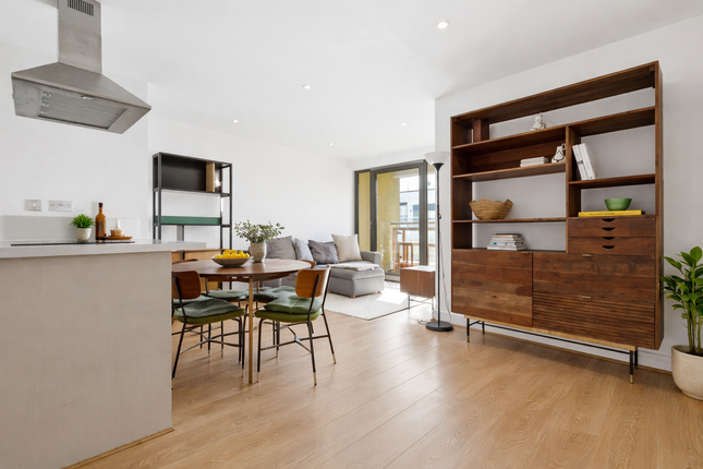 Flat 401, London photo 2