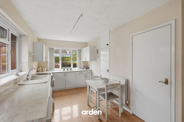 3 Alder Close, Worcester photo 3