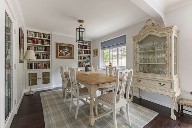 8, Winchester Close, Esher photo 3