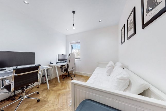 Flat for sale in Bartlet Close, London, London