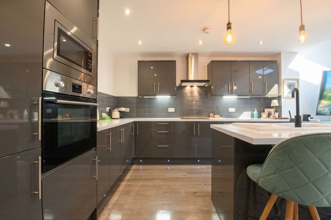 287 Rivington Crescent, Manchester photo 2