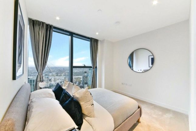 Flat to rent in South Quay Plaza, 75 Marsh Wall, London