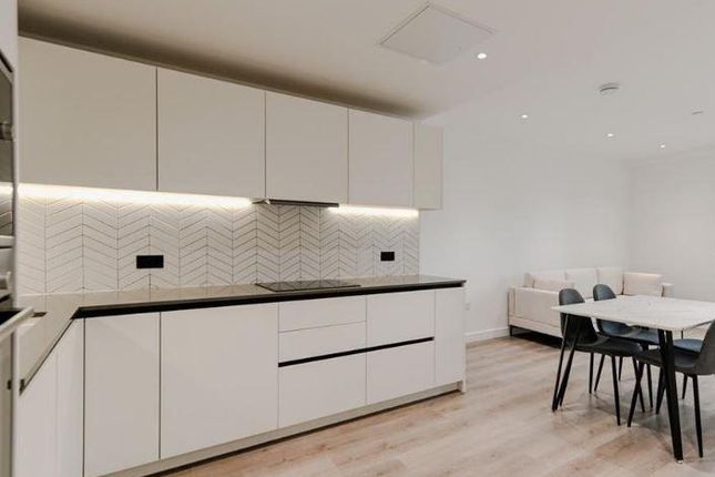 2-bed flat on Glenthorne Road, London, £3,500/mo