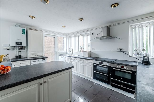 7, Holt Park Vale, West Yorkshire photo 2