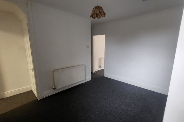 End terrace house to rent in Portland Street, Boston