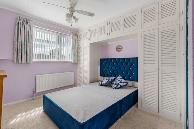 19, Mead Close, Surrey photo 4