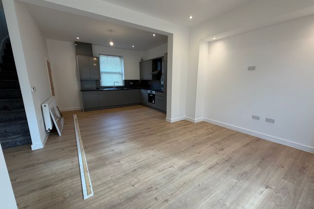 524, Manchester Road, HUDDERSFIELD photo 3