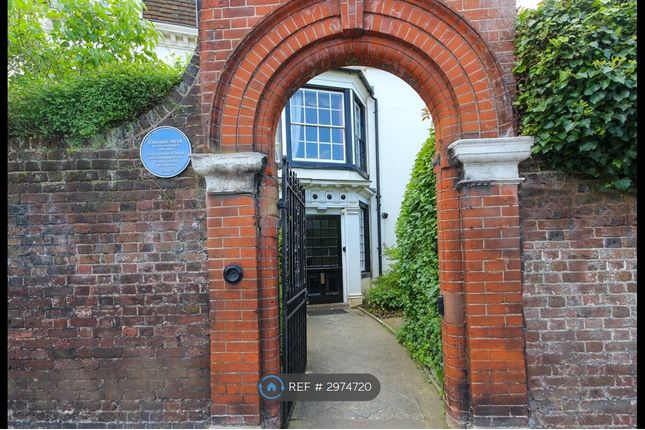 Flat, Station Road, Thames Ditton photo 3