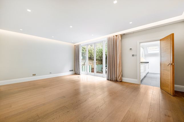 Mews house to rent in Cadogan Lane, Knightsbridge