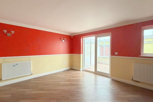11, Wingfield Court, Banstead photo 2