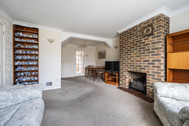 4, Lynden Close, Maidenhead photo 2