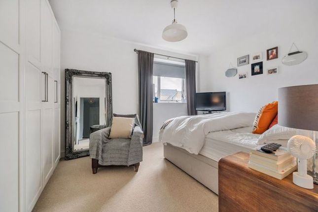 Flat for sale in Well Grove, London