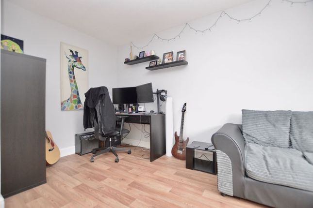 Flat for sale in Sargents Court, Stamford