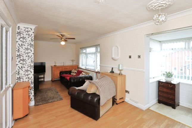 10, Brookside Close, South Yorkshire photo 3