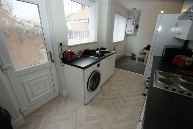 Room 4, 25 Enfield Road, Ellesmere Port photo 2