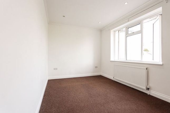 Flat to rent in Thorn Close, Northolt