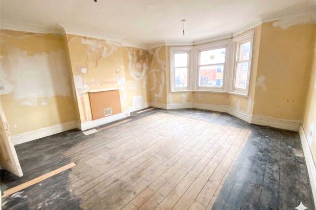 Flat 2, Silverthorne, 124, London Road, Surrey photo 2