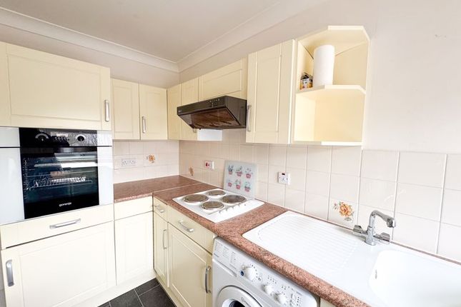 18, Queens Court, Grimsby photo 3