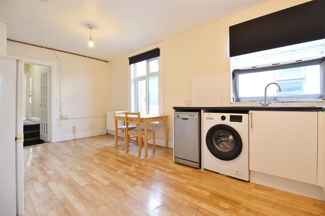 Flat to rent in Cecil Road, Hounslow