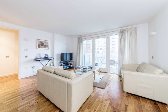 Flat to rent in Fairmont Avenue, London