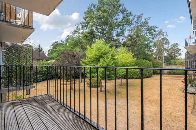 8, Conifers, Weybridge photo 2
