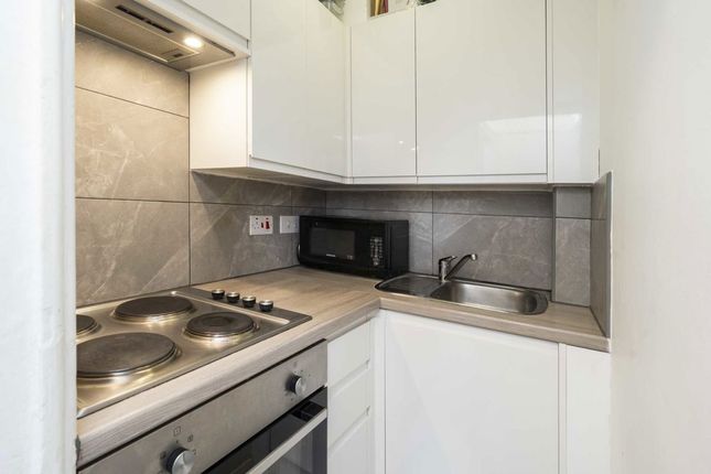 Flat 34, Romney Court, Shepherds Bush Green, London photo 3