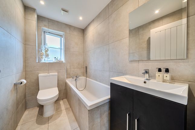 14, Barrington Drive, Uxbridge photo 4