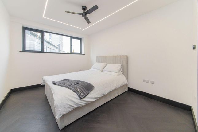 690A, High Road, London photo 4
