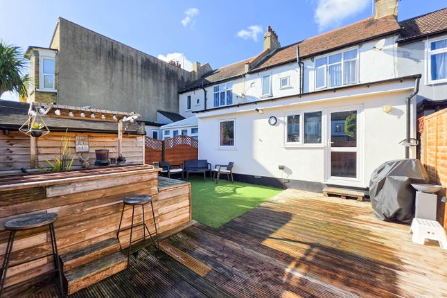2-bed flat on Hildaville Drive, Westcliff-On-Sea, £250,000