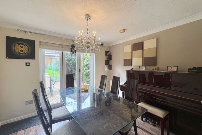 30 Courtney Close, Tewkesbury photo 4