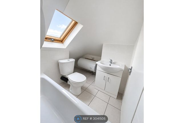 Flat, Aldborough Road South, Ilford photo 3