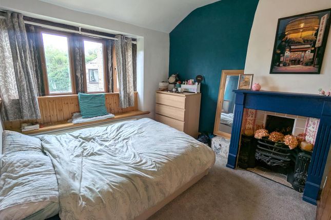 28, Clay Pit Lane, Holywell Green photo 4