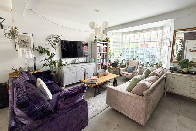 21, Grampian Gardens, London photo 3
