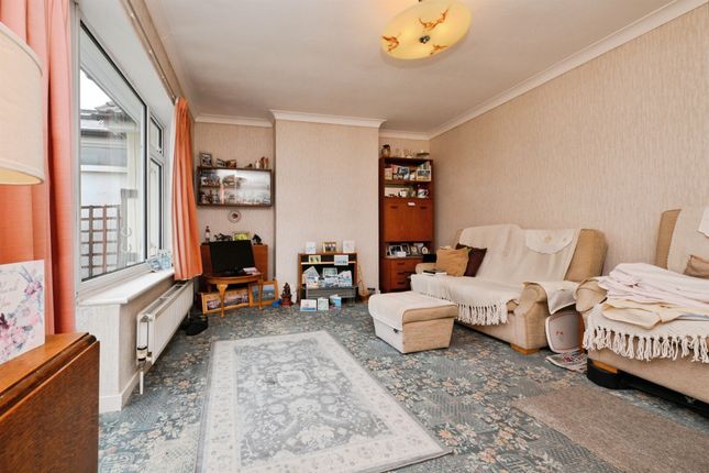 29, Roselands Avenue, Hoddesdon photo 4