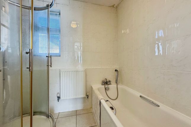 1 Dudley House Stratton Close, Edgware photo 4