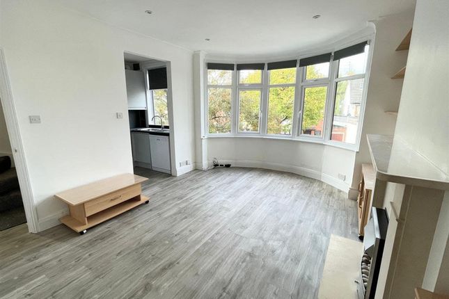Flat 2, 84 Hutton Grove, London photo 4