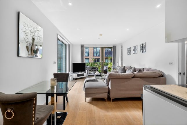 122/Cape House, 4 Cunningham Avenue, London photo 3