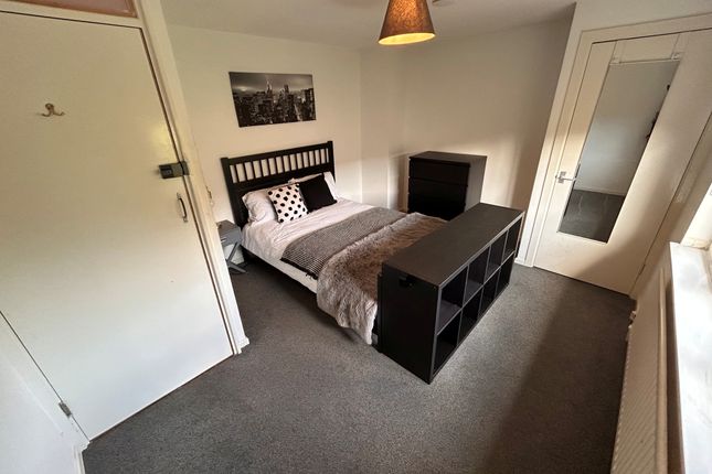 13, Crawley photo 4