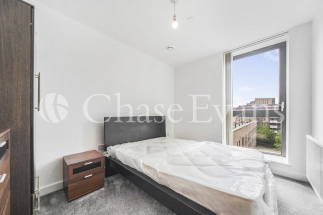 Flat to rent in Connaught Heights, Waterside Park, London