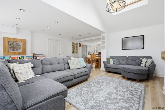 2 Genas Close, Ilford, Greater London photo 2