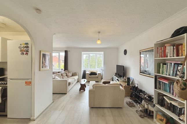 151, Sterling Gardens, London photo 2