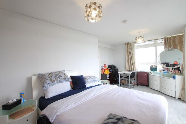 Flat to rent in Westbourne House, Heston
