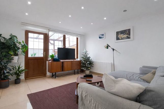 28, Caldecott Way, London photo 3