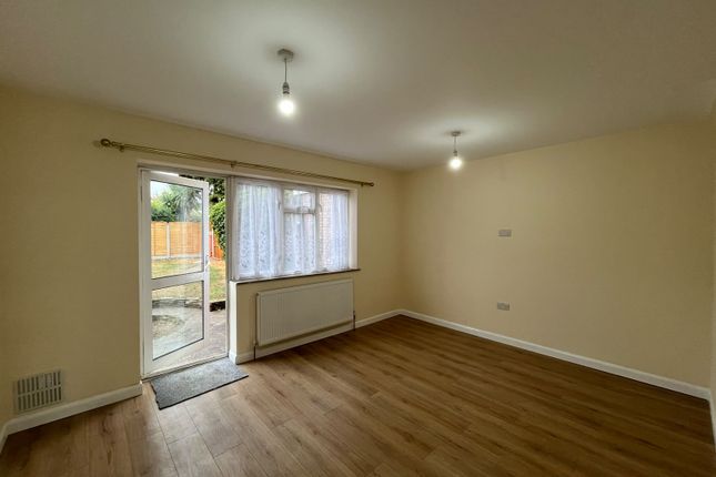20, Oak Way, Feltham photo 4