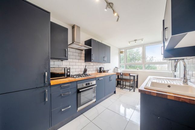 5, Winterfold Close, Southfields photo 2